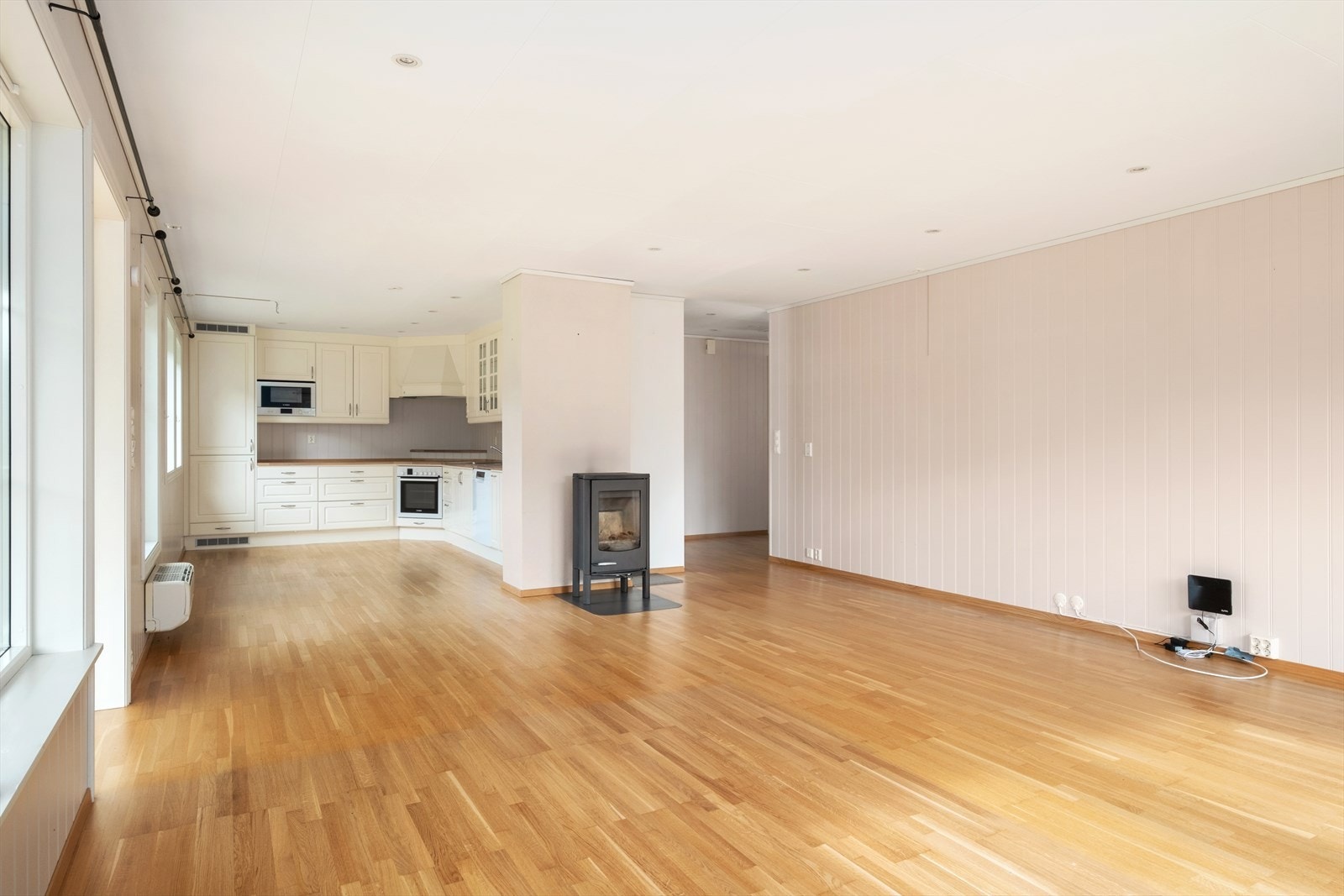 Det er montert varmepumpe og vedomn i rommet som ekstra oppvarmingskjelde. Galleribilde