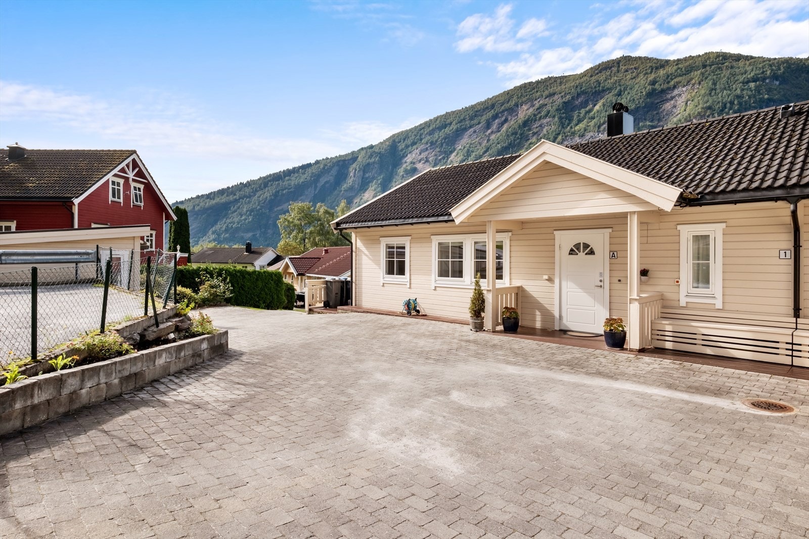 Bustaden er på eit plan og har trinnfri tilkomst via flott steinlagt tun. Galleribilde