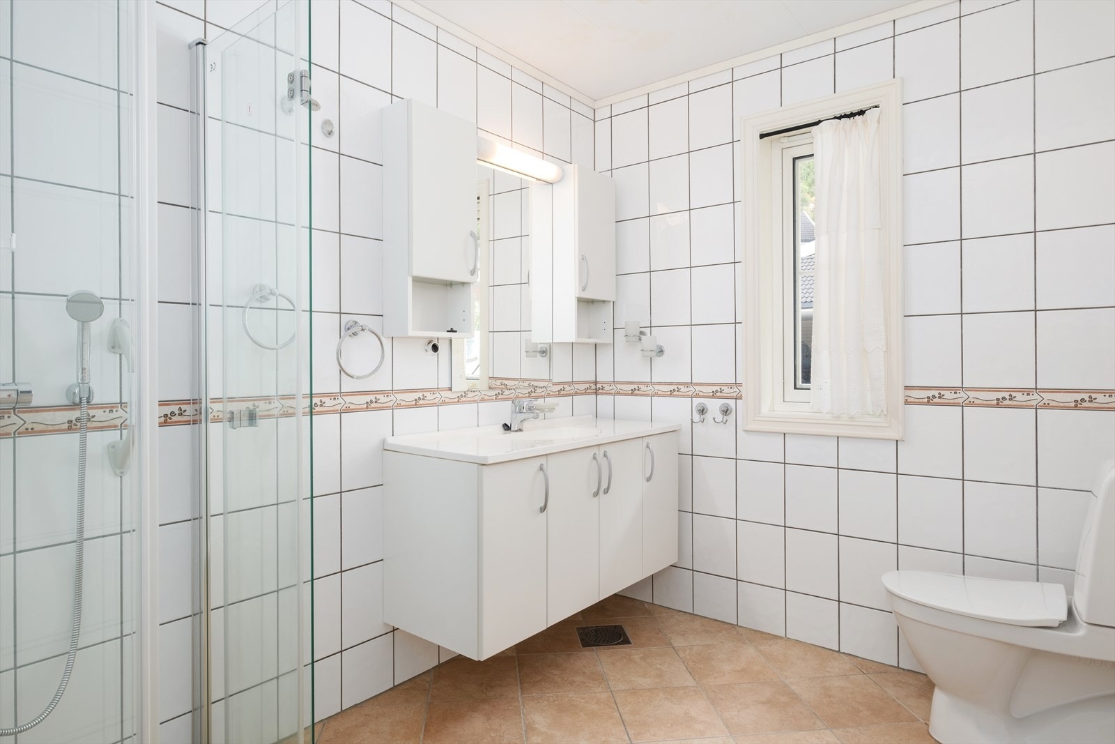 Badet er av god storleik med flis på veggar og himlingsplater i taket.
Gulvet er flislagt og har elektriske varmekabler. Galleribilde