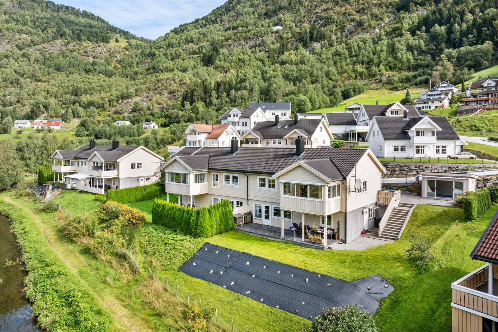 Bustaden er ein leilegheit i fleirmannsbustad oppført rundt 2009 med den tids tekniske standard. Galleribilde