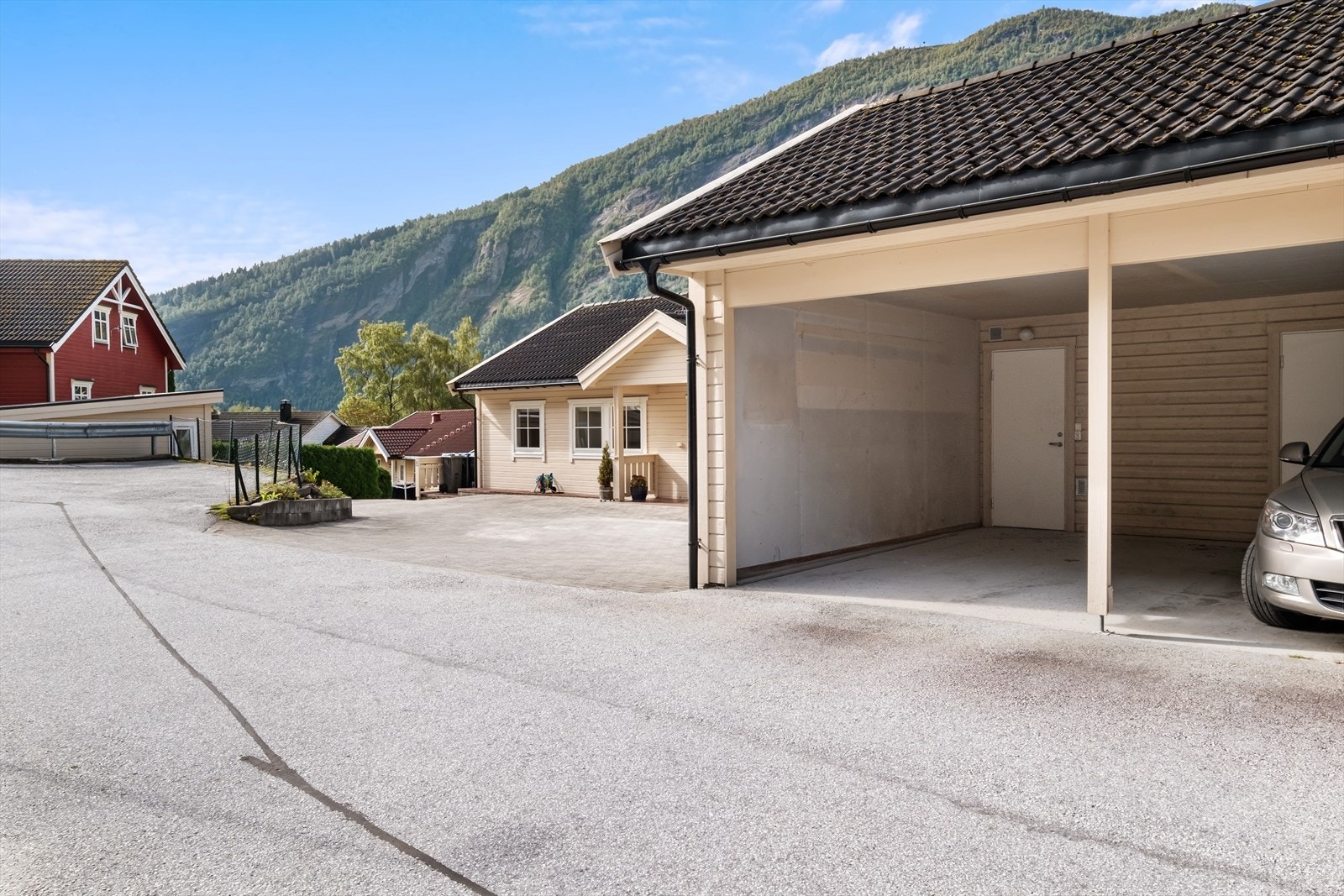 Parkering for 1 bil i felles garasjeanlegg med sportsbod i bakkant. Galleribilde