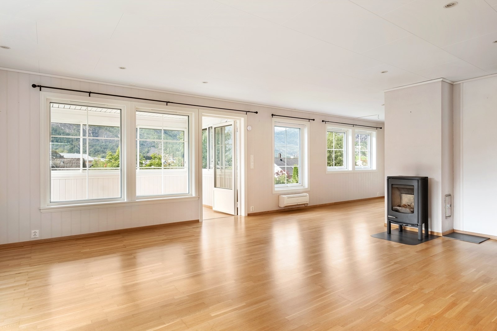 Stove og kjøken er i opa løysing med fin utforming, og kan lett innreiast i fleire soner. Galleribilde