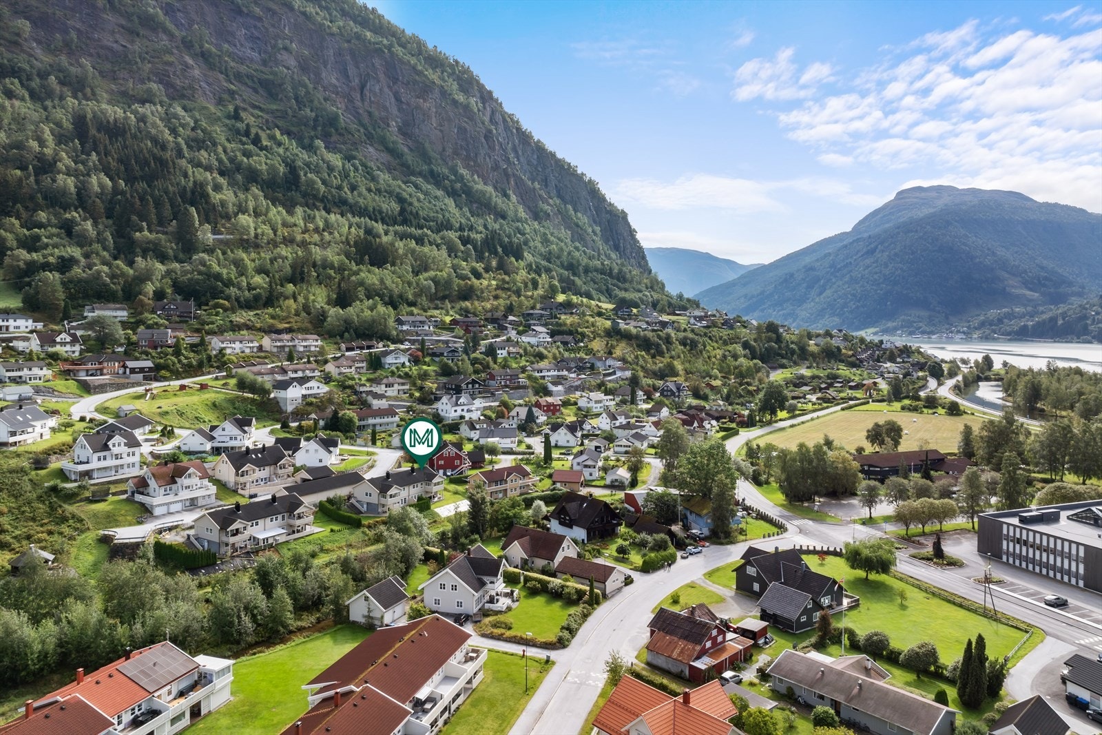 I Gaupne har du eit nytt og moderne badeland, fotballbaner, leikeplassar, klatrepark, samt fine turområder i Røneidsfjella og frå Engjadalen. Galleribilde