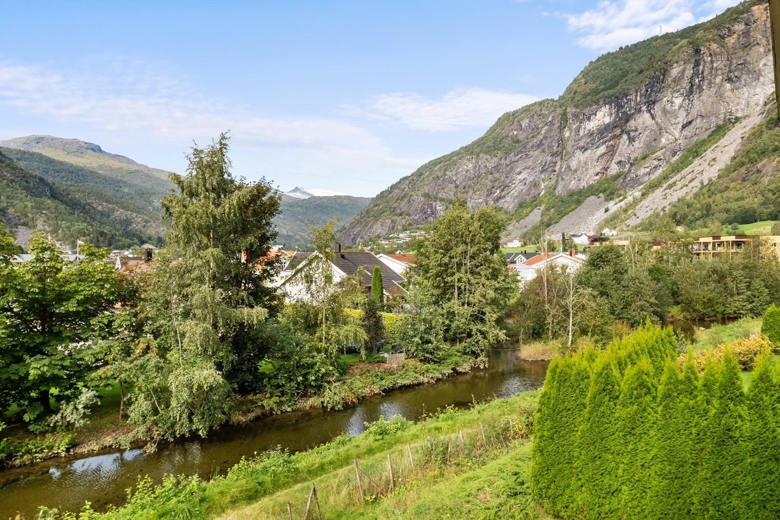 Fjella og terrenget rundt Gaupne er mykje nytta både sommar og vinter. Her kan ein gå på fjelltoppar, fiske, plukke multe og stå på ski om vinteren. Galleribilde