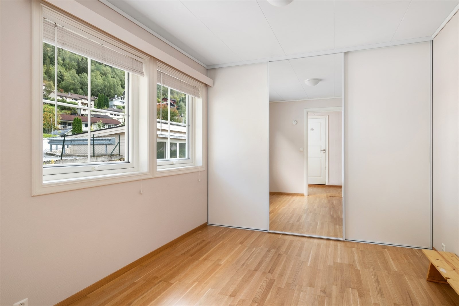 Hovudsoverommet er innreia med plassbygd skyvedørsgarderobe med spegel. Galleribilde