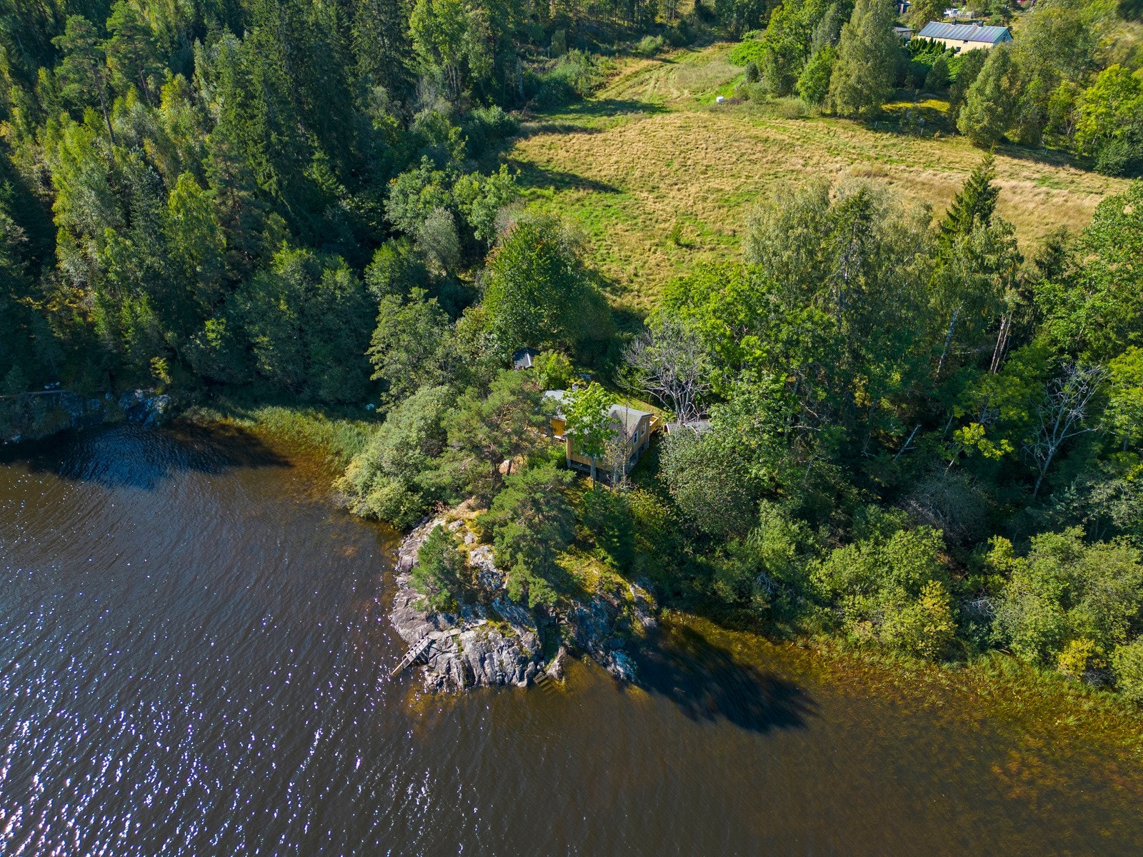 Fra parkering ved Isnesveien er det ca 300 meter ned til eiendommen. Galleribilde
