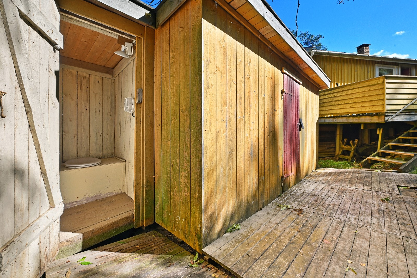 Tradisjonell utedo. Galleribilde