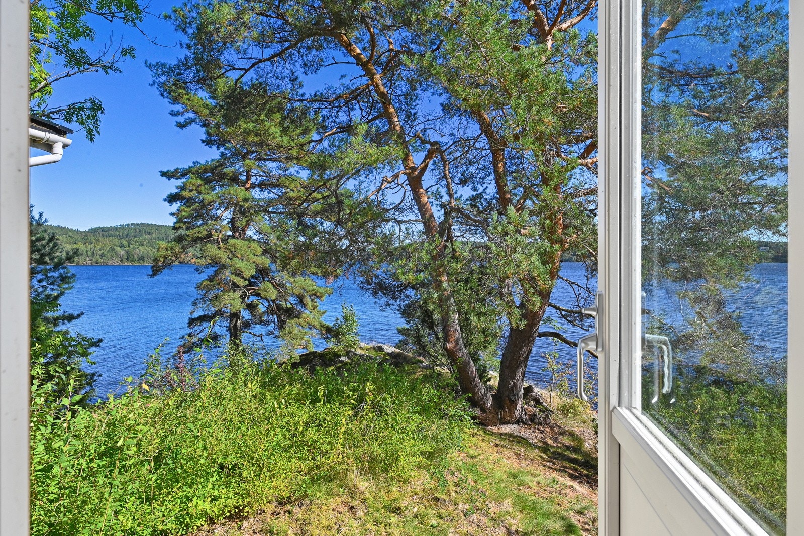 Stuen har utgang til en uteplass foran hytta. Galleribilde