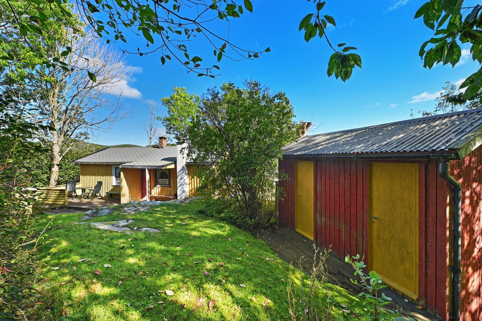 Uthus med ett innredet rom og et lagerrom for redskap. Galleribilde