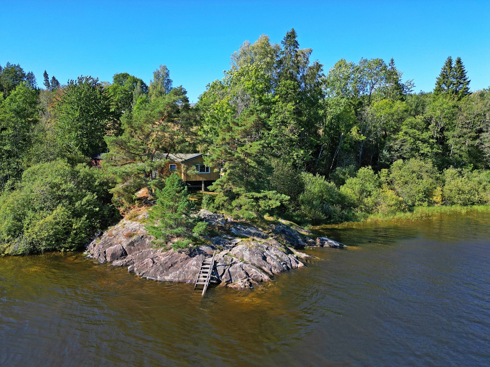 Eiendommen ligger for seg nede i vannkanten, usjenert og idyllisk. Galleribilde
