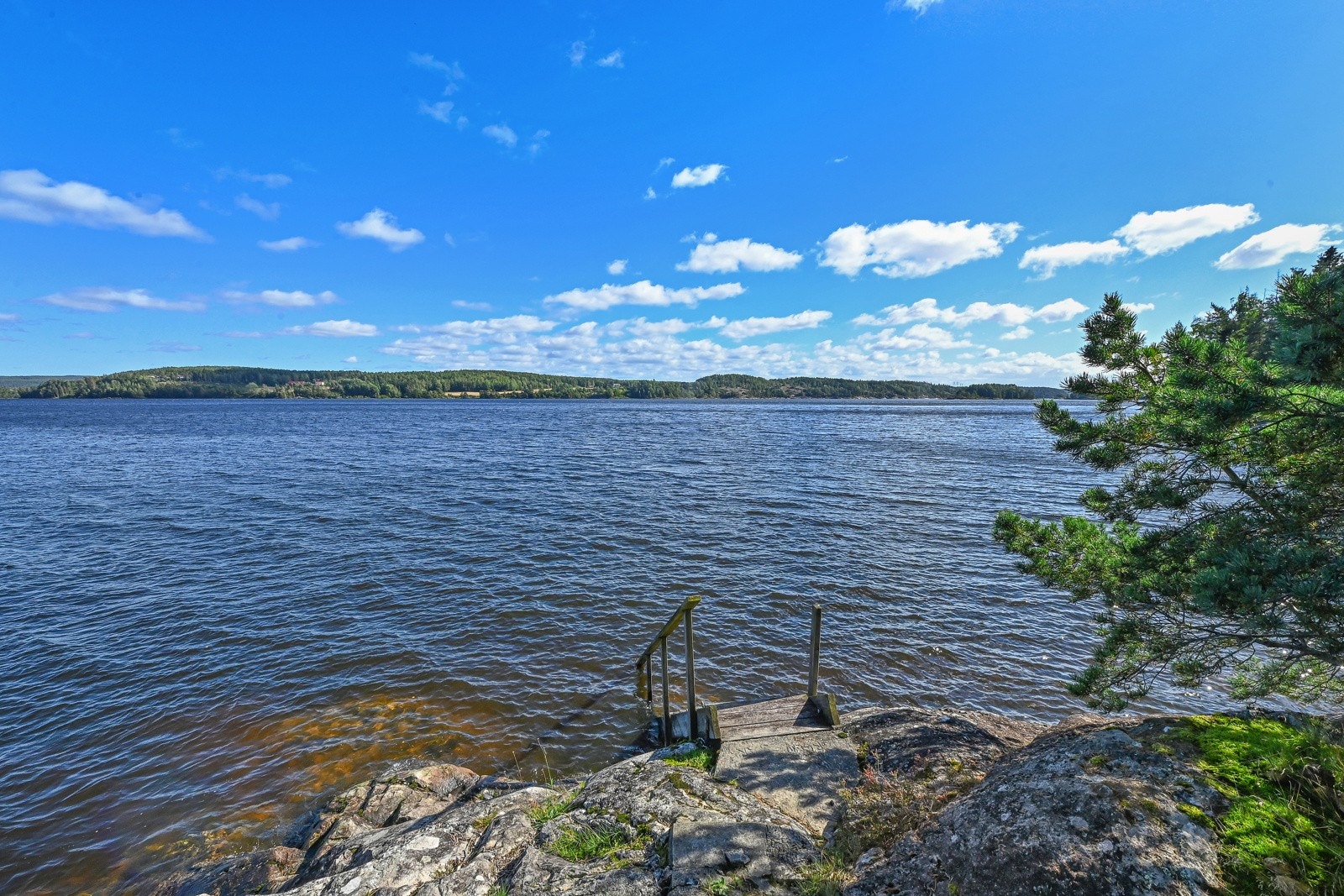 Ned mot vannet er det en eldre, enkel trapp. Galleribilde
