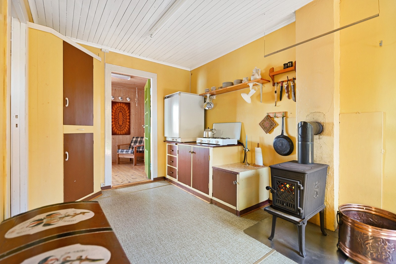 Original innredning, og vedovn med kokemulighet. Galleribilde