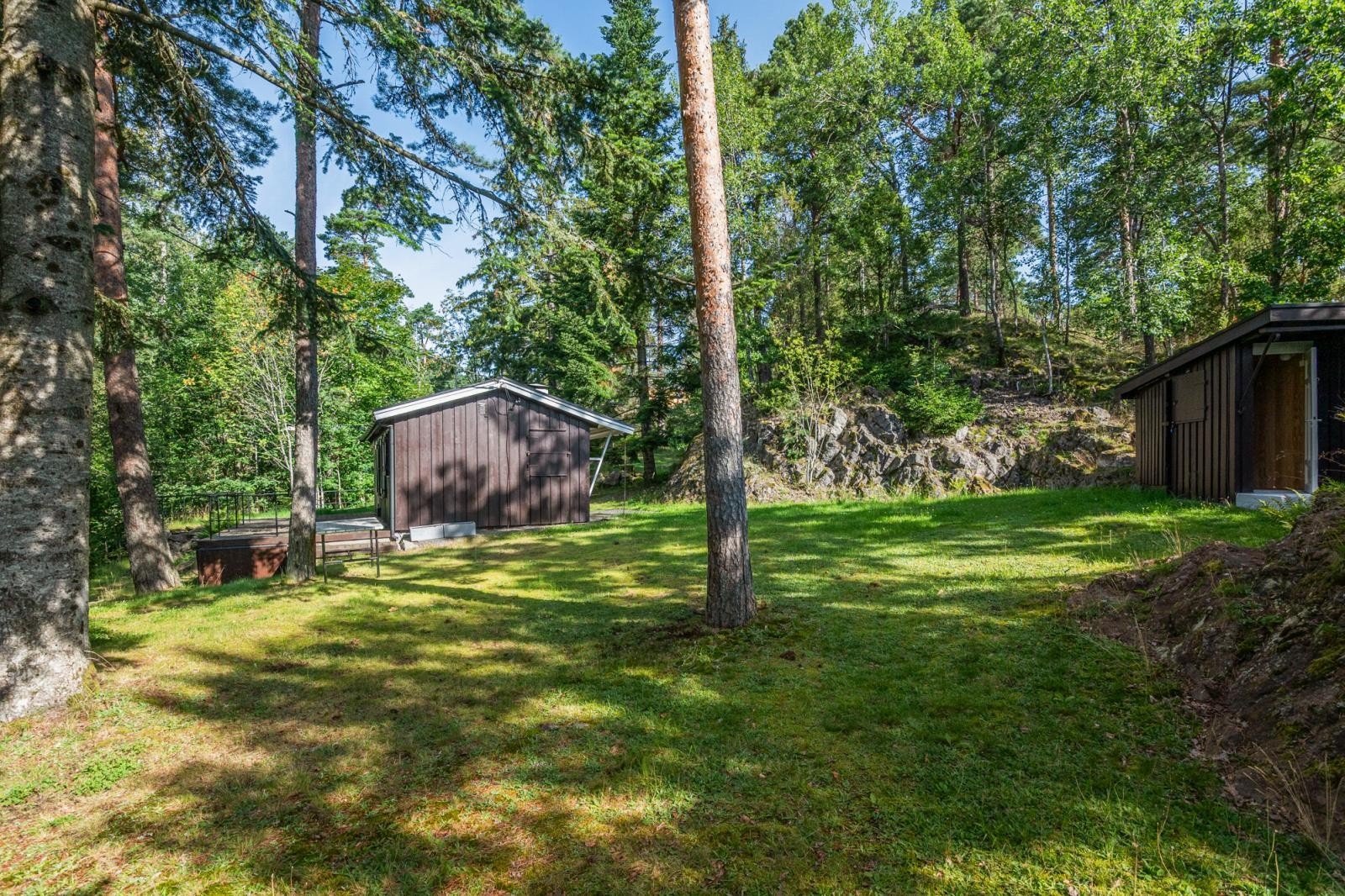 Hytta er på en stor tomt med en stor hage. Galleribilde