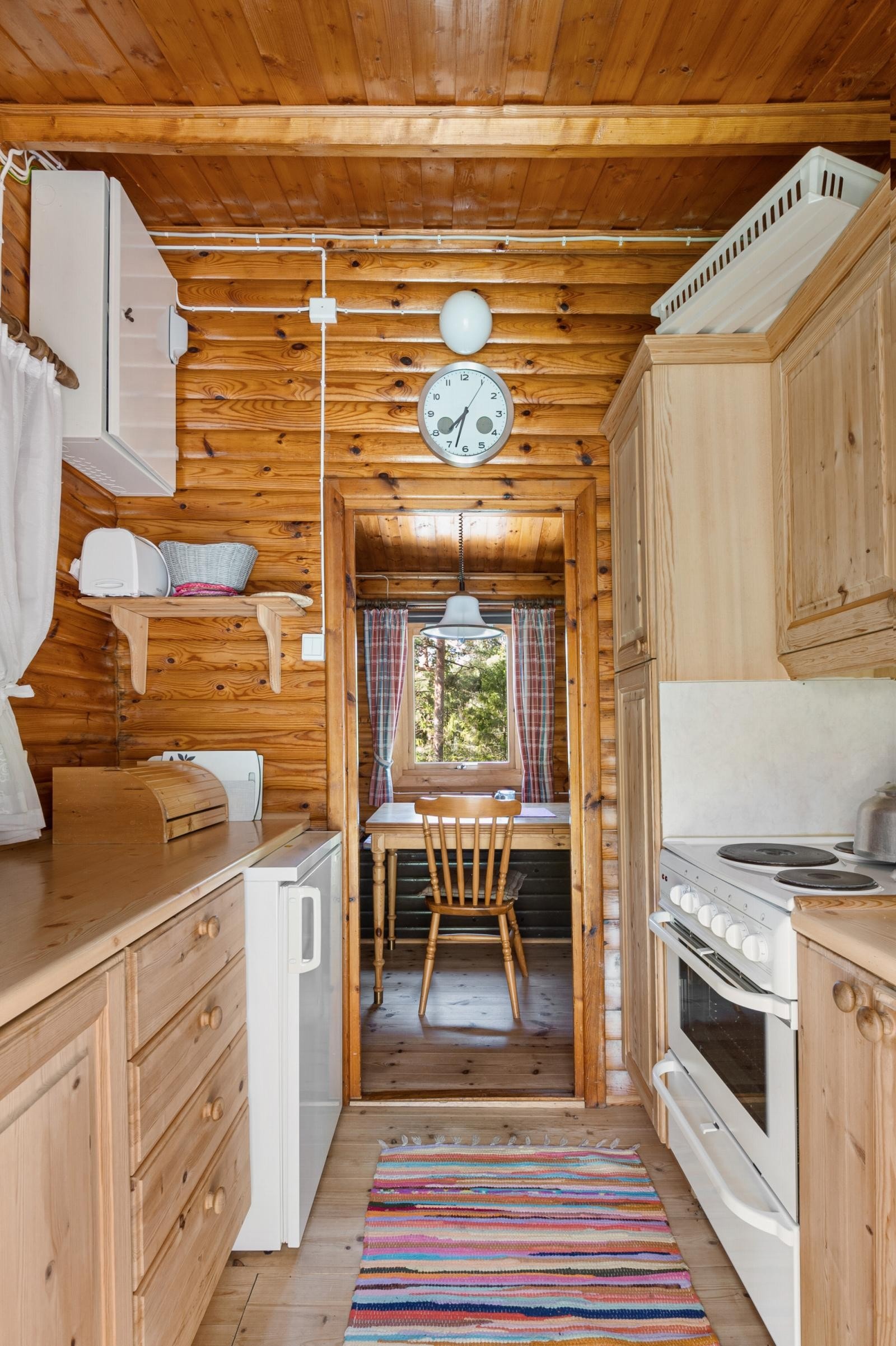 Hytten gir den gode hyttefølelsen og har det man trenger. Her avbildet inngangen som går gjennom kjøkkenet. Galleribilde