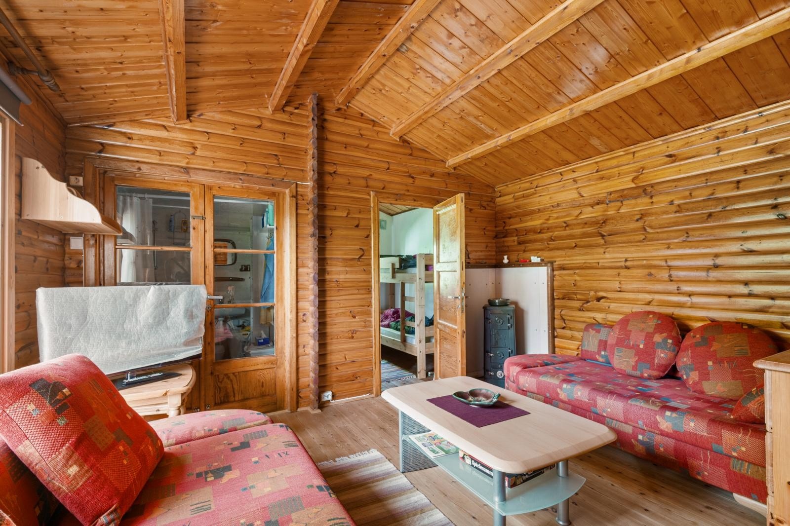 Stue med adkomst til soverom og bad. Galleribilde