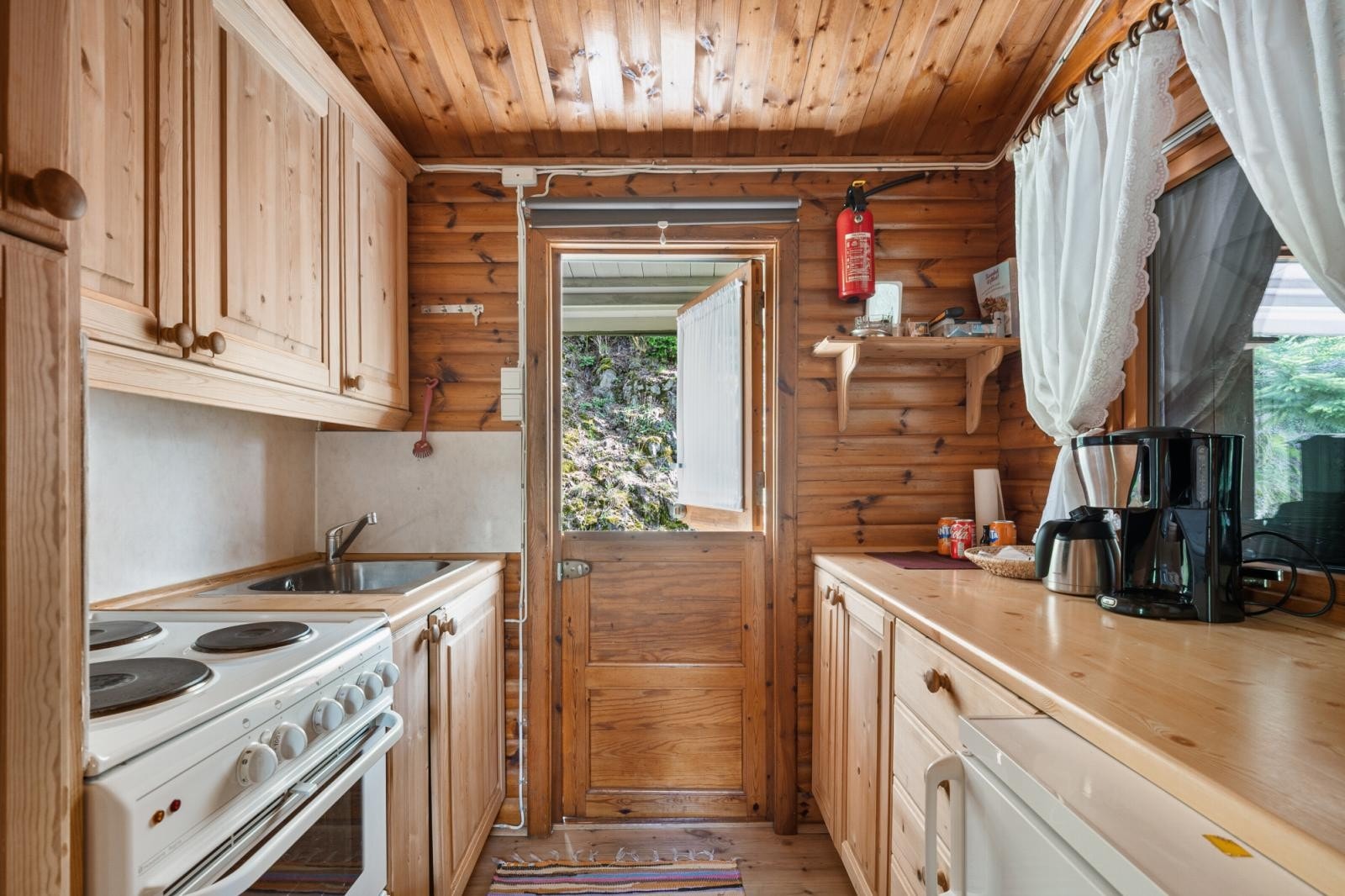 Her vises inngangen til hytta, med todelt dør. Galleribilde