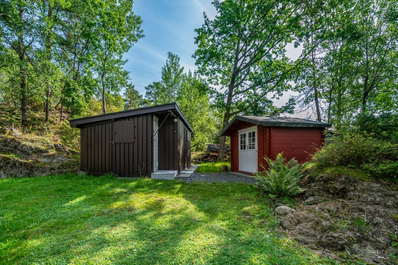 Anneks med soverom, toalett og plass til mer oppbevaring. Galleribilde