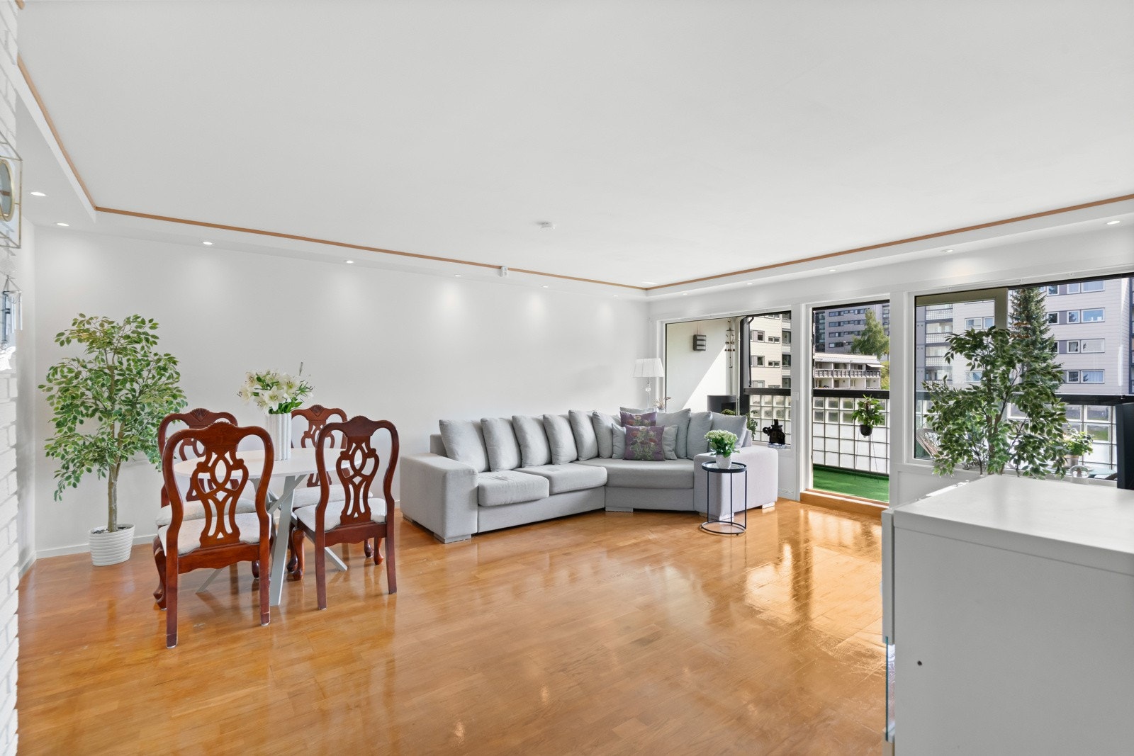 Stor og romslig stue med utgang til innglasset balkong Galleribilde