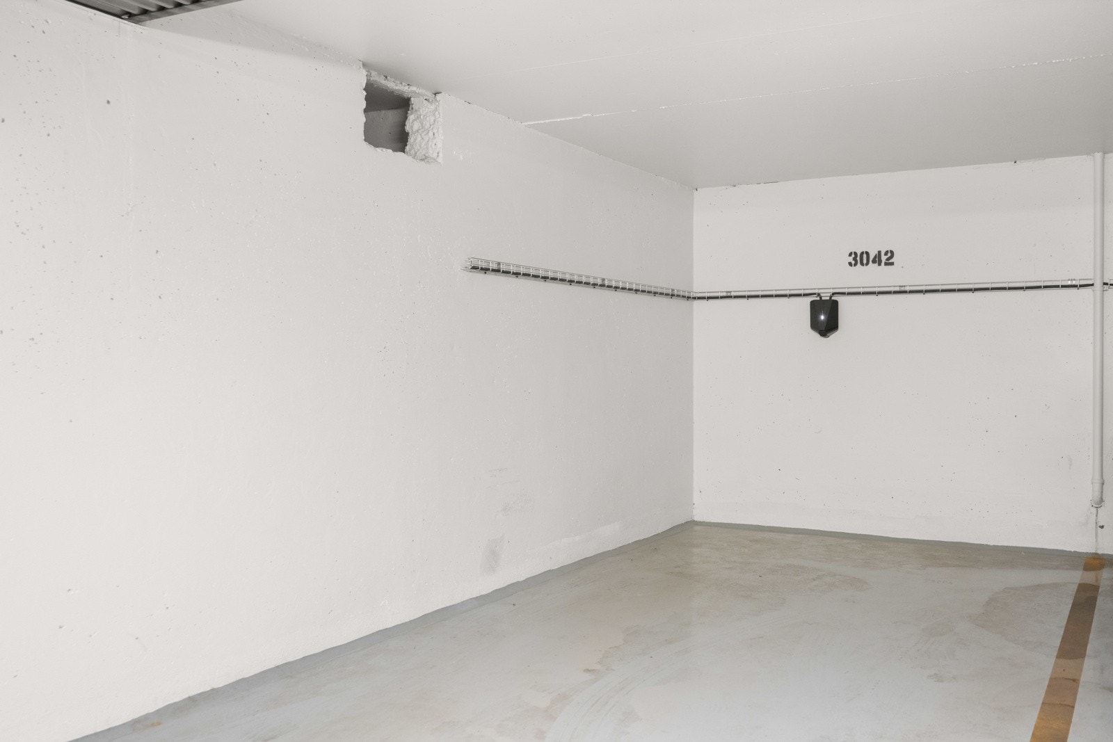 Garasjeplass med lader til elbil Galleribilde