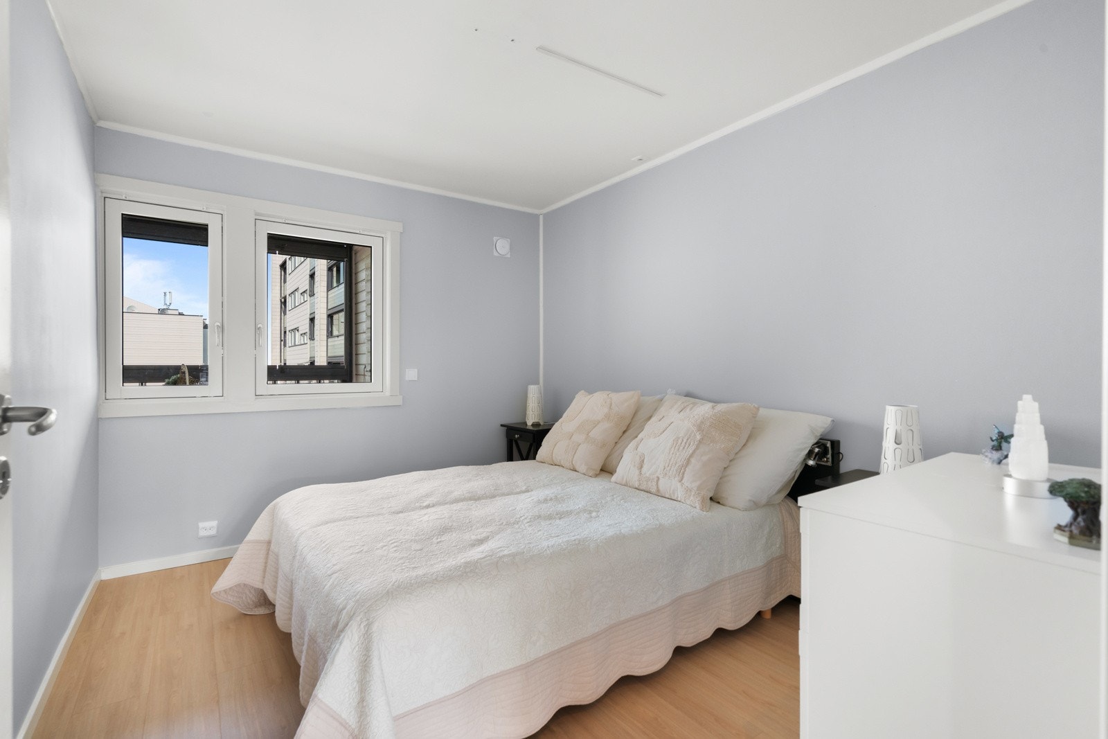 Boligen har fire soverom, det ene med inngang fra stuen Galleribilde