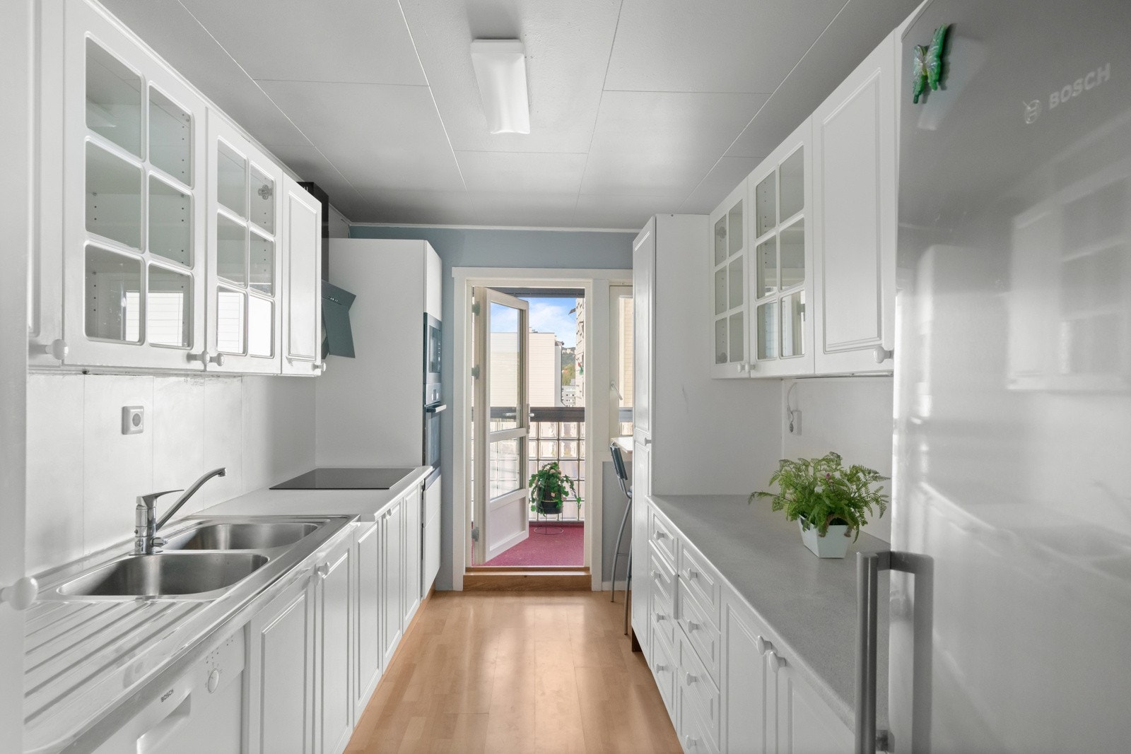 Kjøkkenet har utgang til en innglasset balkong med tilhørende bod Galleribilde