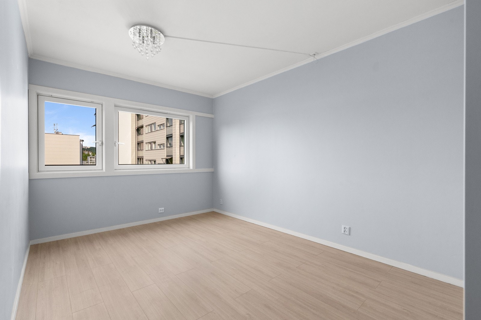 Det har blitt montert panelovner etter bildene ble tatt Galleribilde