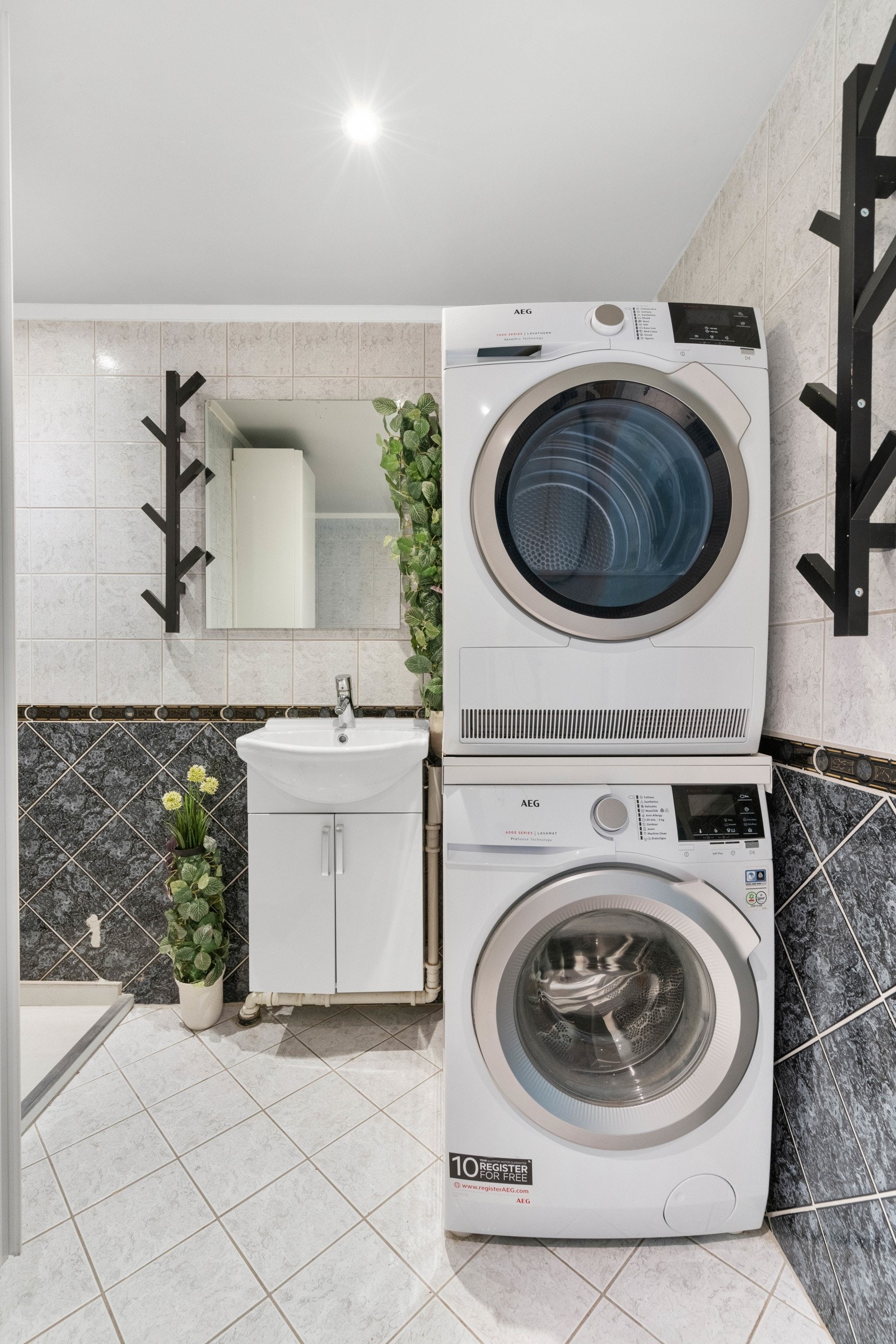 Dette badet har god plass til vaskemaskin og tørketrommel Galleribilde