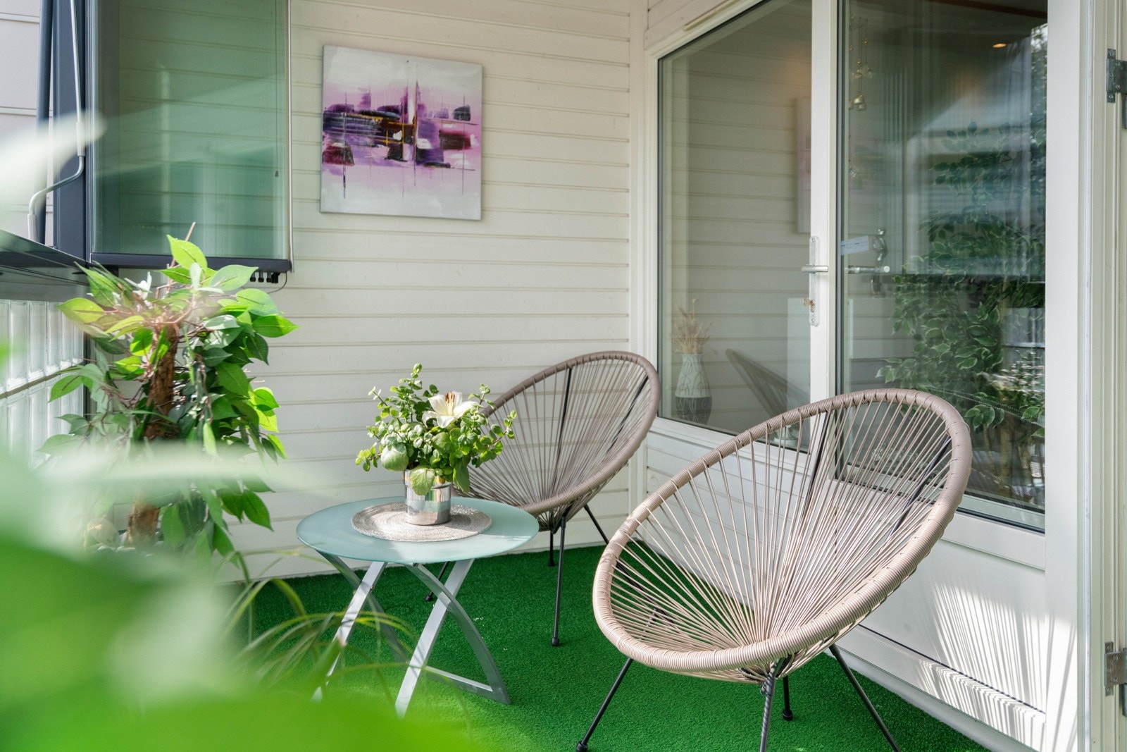 Boligen har to balkonger, plassert i hver sin ende av leiligheten Galleribilde