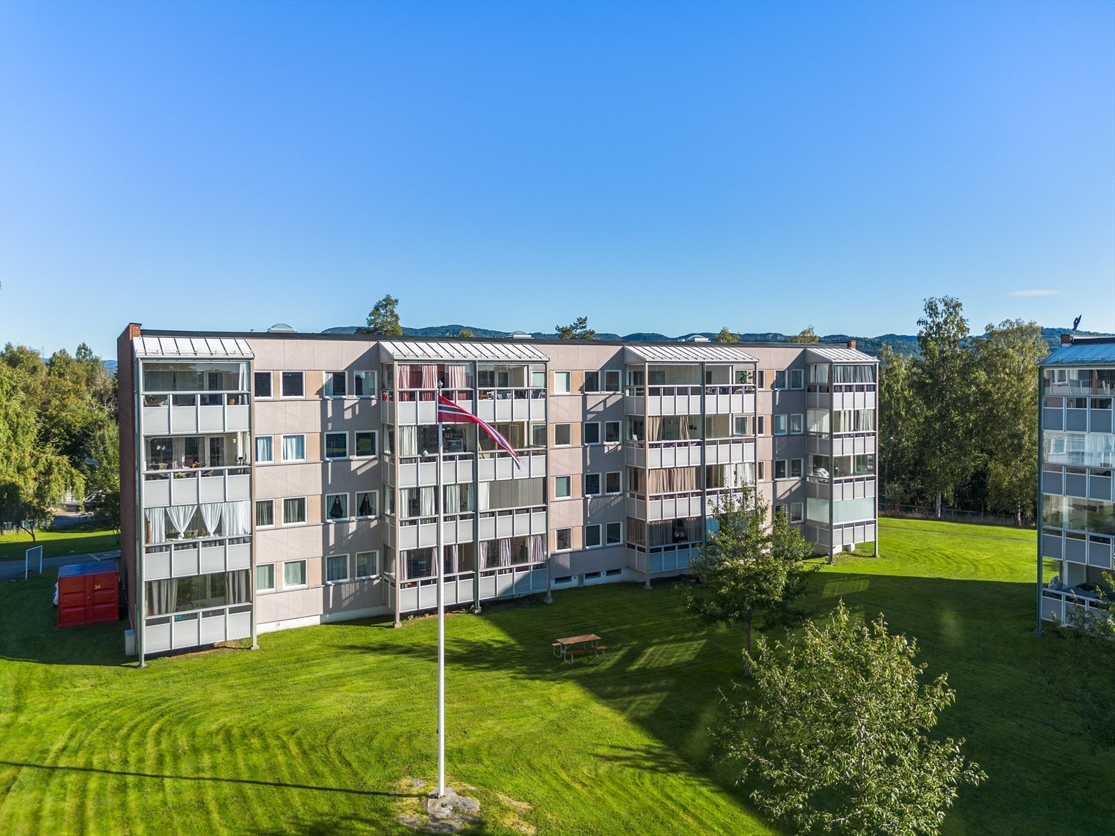 Tomten er pent opparbeidet med store, fine grøntarealer og diverse beplantning, samt asfalterte internveier og parkeringsarealer. Mellom blokkbebyggelsen er det opparbeidet et hyggelig tun, med stor gressplen og lekeplass med diverse lekeapparater. Galleribilde