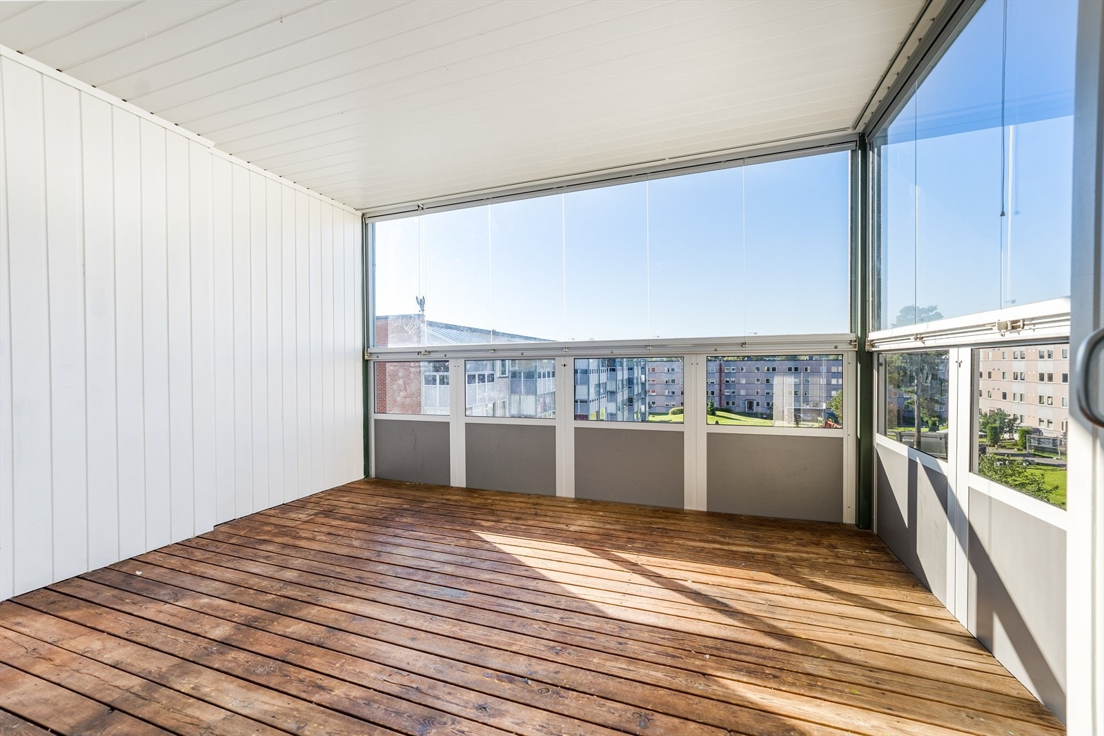 Balkongen er på ca. 10m2 og har god plass til utemøbler etter ønske. Galleribilde