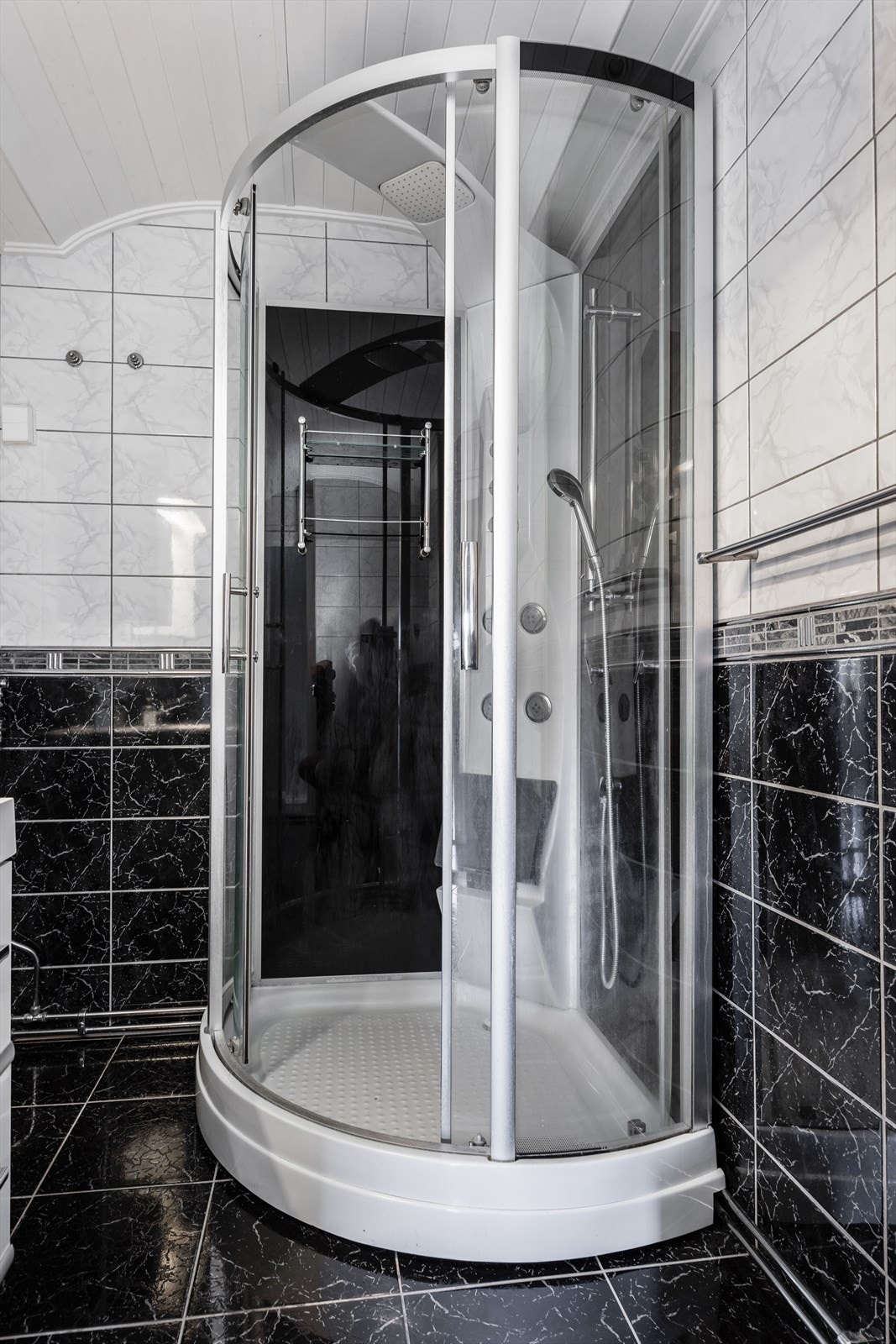 Baderommene i borettslaget er vedtatt oppgradering i regi av borettslaget i perioden 2021-2025. Økt fellesgjeld og felleskostnader må påregnes. Nåværende baderom er flislagt og utstyrt med toalett, dusjkabinett og opplegg for vaskemaskin. Galleribilde