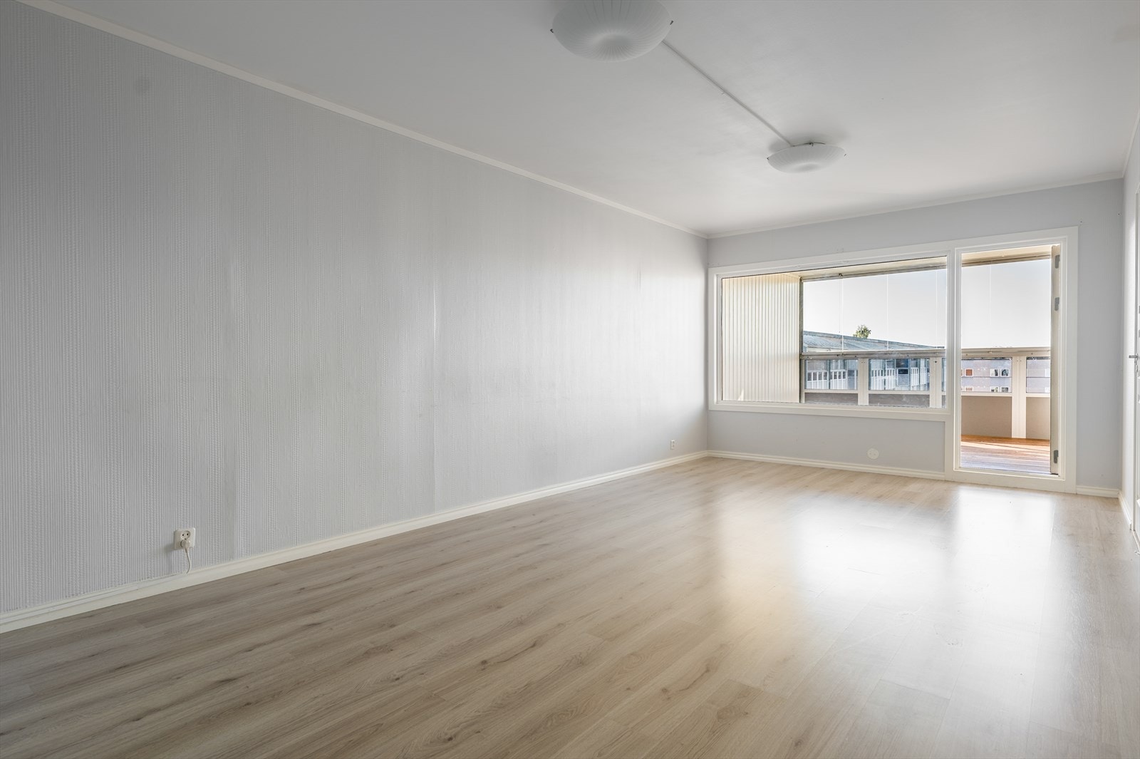 Borettslaget ligger fint til på Gulset i Skien, et barnevennlig og attraktivt område med kort vei til de fleste fasiliteter. Leiligheten har en usjenert og fin beliggenhet i 4.etg, med romslig og innglasset balkong med utsyn mot felles grøntarealer. Galleribilde