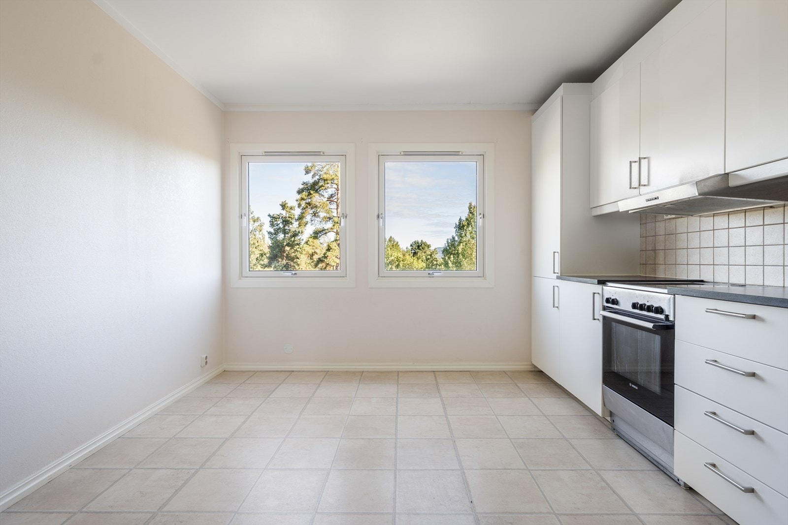 Tilliggende kjøkkenet er det dør inn til leilighetens bod. Galleribilde