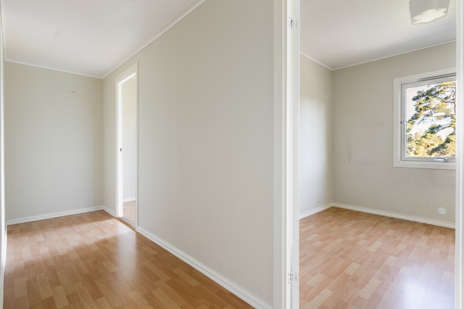 Det er 3 soverom i leiligheten med gjennomgående stil. Her er det laminat på gulv, malt tapet på vegger og malt pusset betong i taket. Galleribilde