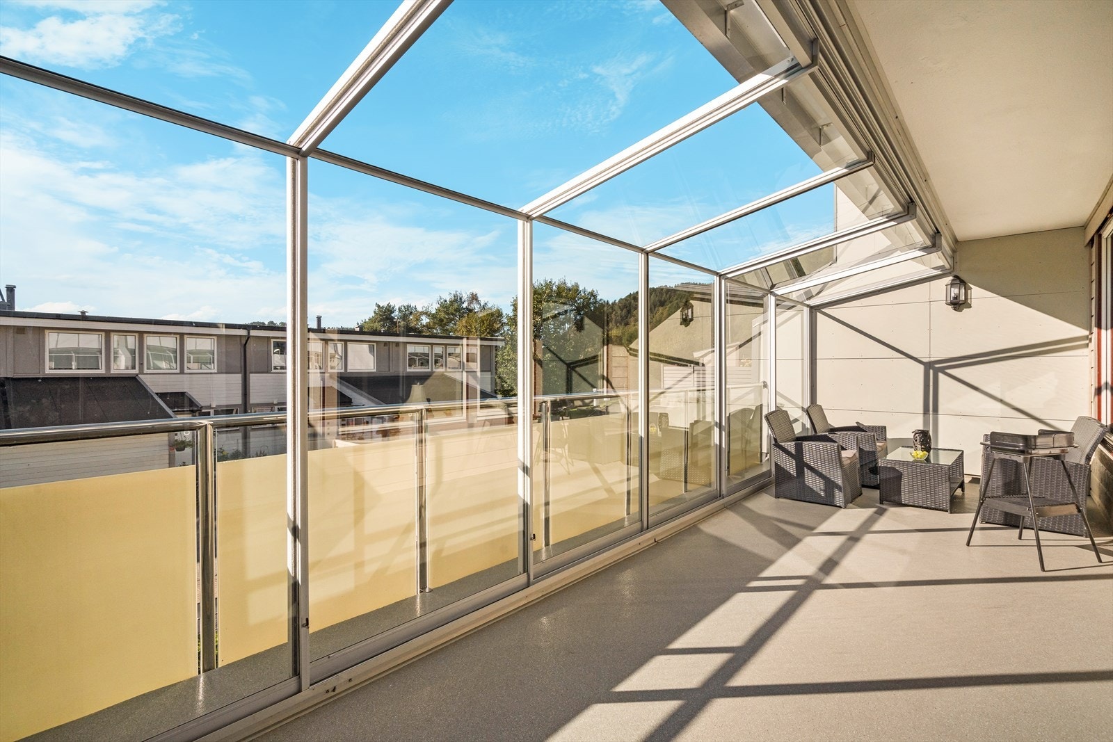 Ut fra stuen finner vi en koselig innglasset balkong på 17,3m² Galleribilde