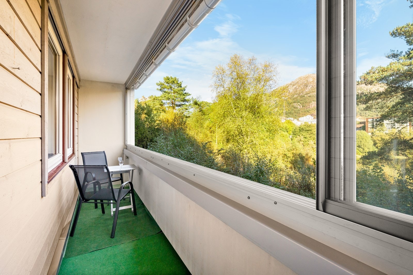 Fra soverommet er det utgang til en koselig innglasset balkong på 7,4m² Galleribilde