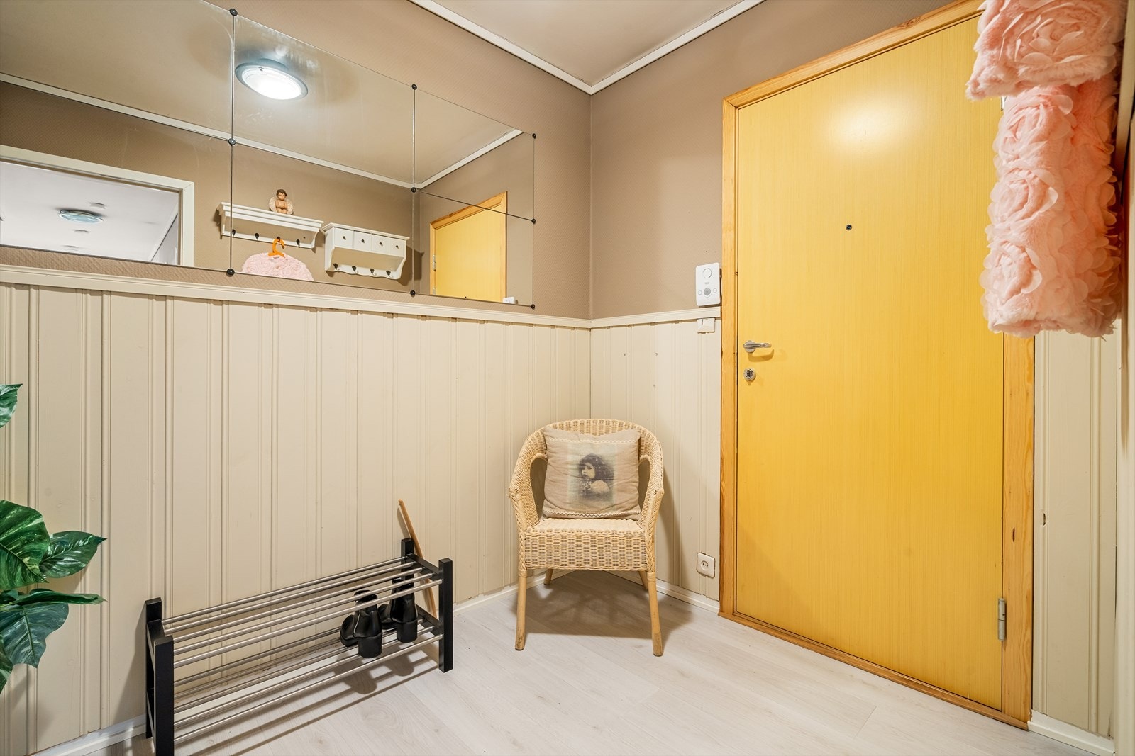 Velkommen inn! Her møttes du av en romslig og innbydende entré Galleribilde
