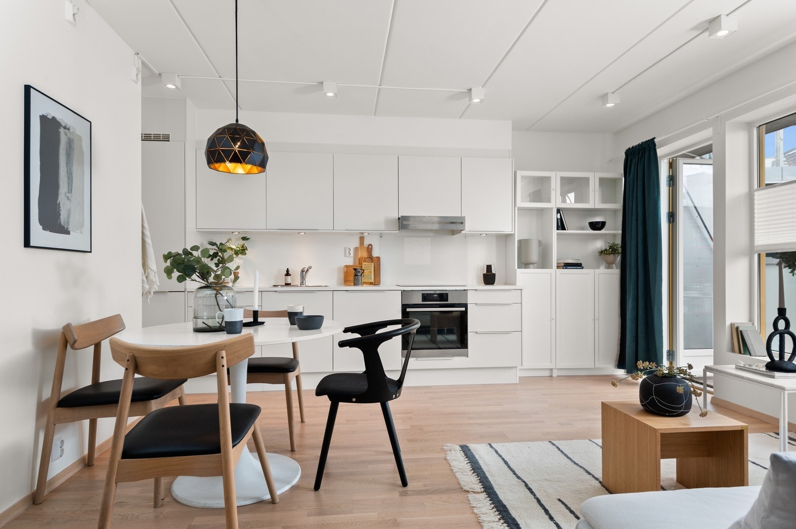 Her har man god plass til to sittegrupper. Galleribilde