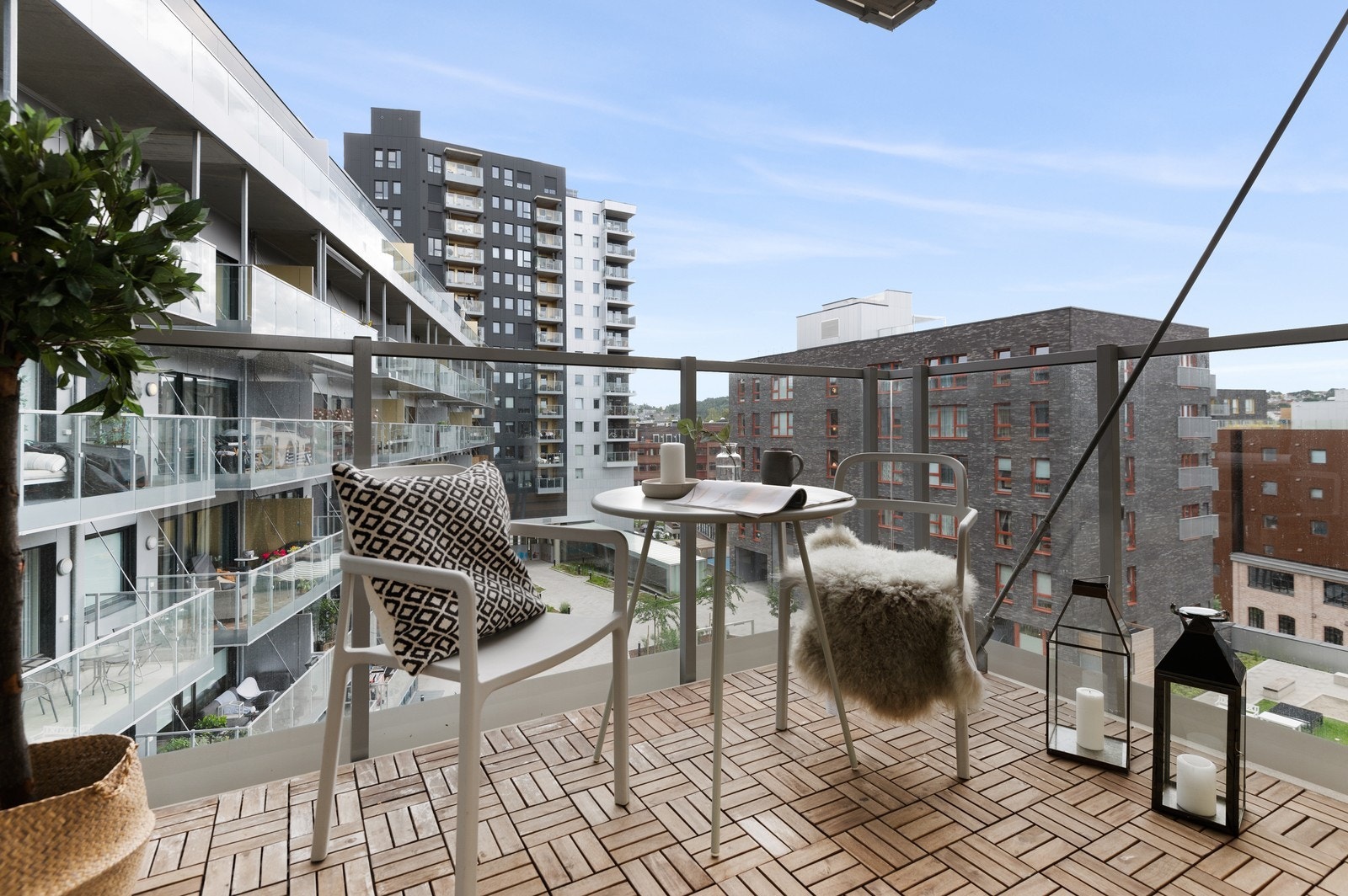 Romslig og solrik balkong. Galleribilde