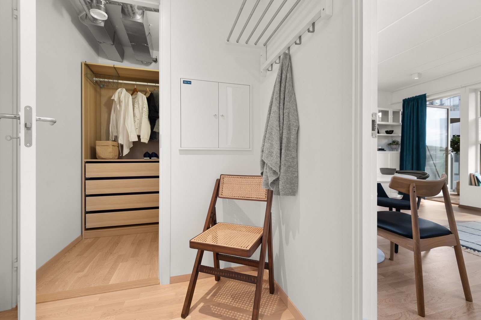 Fra leilighetens entré har man tilgang til en romslig bod som kan brukes som garderoberom. Galleribilde