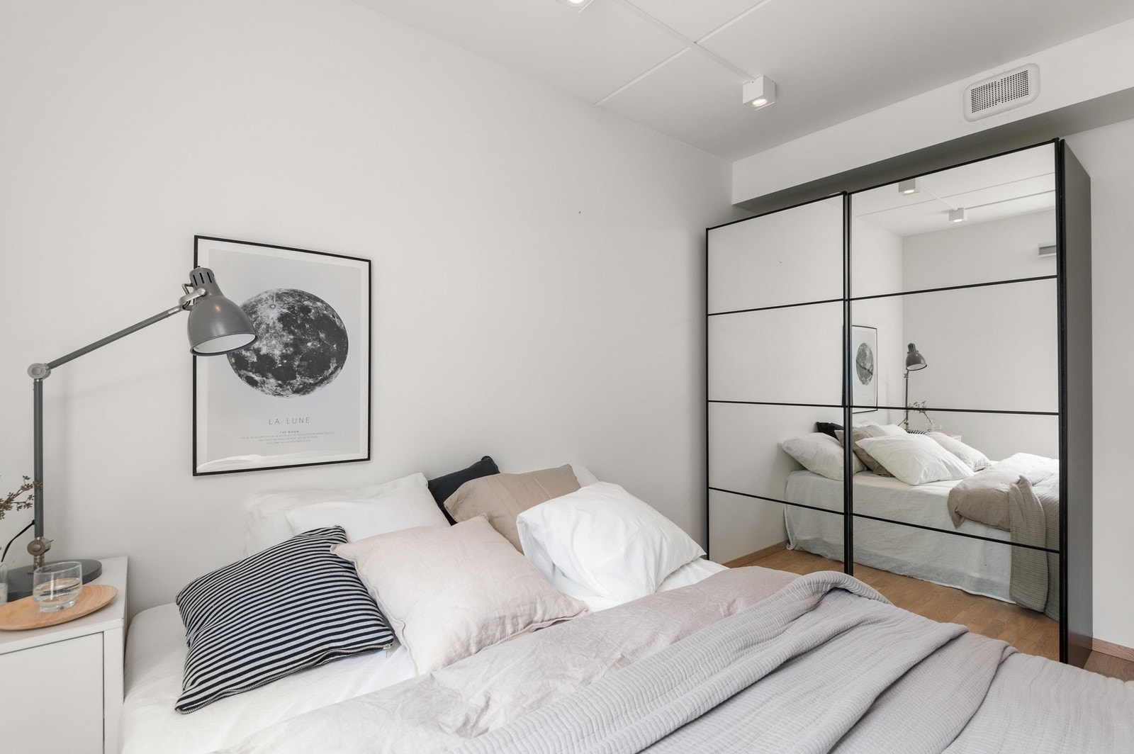 Garderobeskap medfølger. Galleribilde