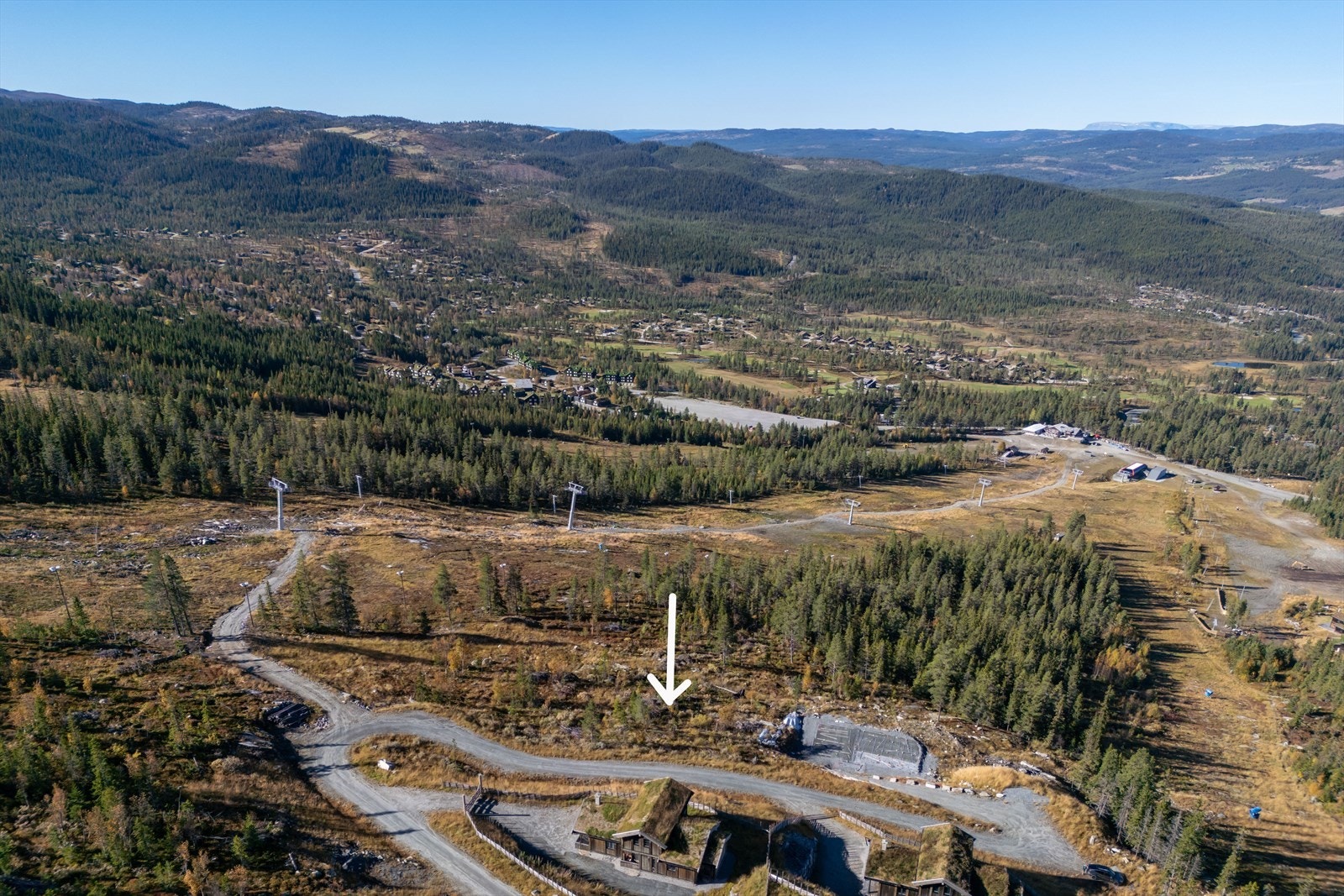 Nydelig beliggenghet med direkte adkomst til Nesgjellet alpint. Du har også kort avstand til Nesfjellet golf Galleribilde