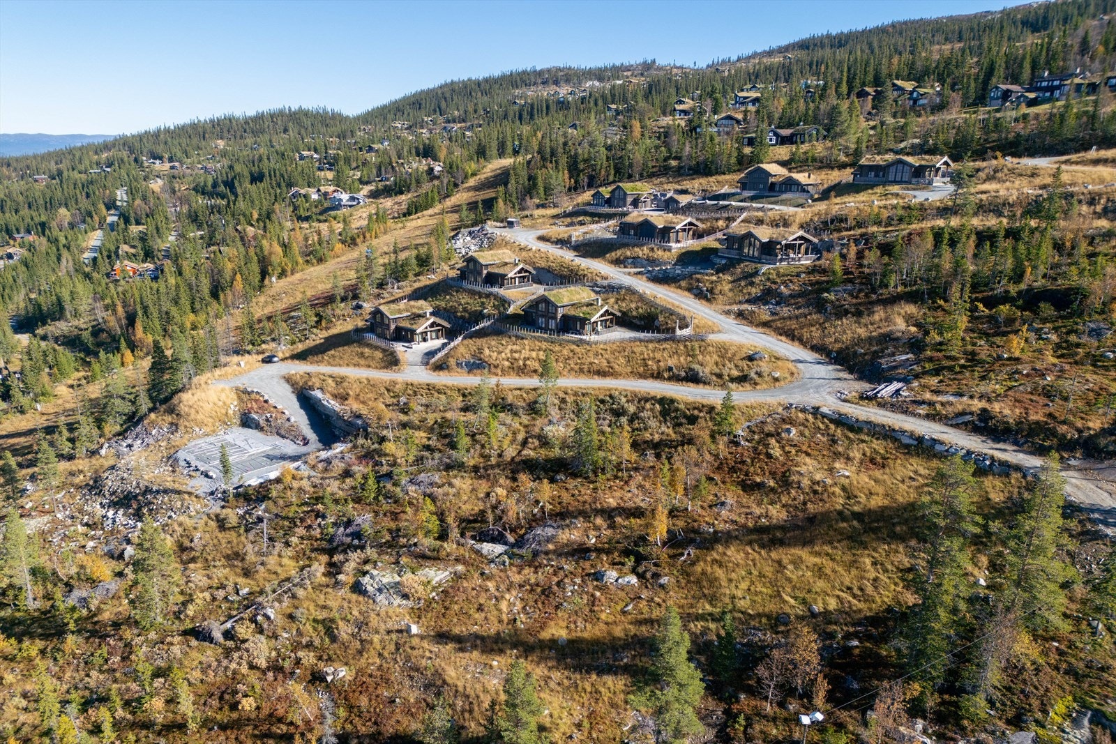 Perfekt beliggenhet hvor barna bare kan skli ut i løypene. Hyttetomtene er omkranset av skibakkene Galleribilde