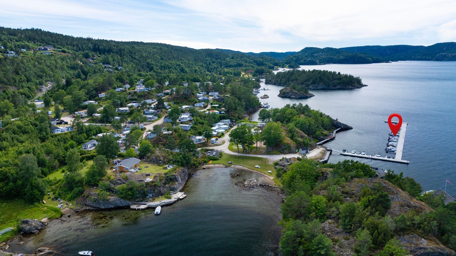 Kort vei til felles strand/badeområde og bryggeanlegg Galleribilde