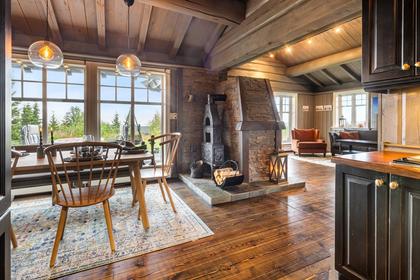 Utsyn fra kjøkkenet mot spisestuen og stuen. Galleribilde