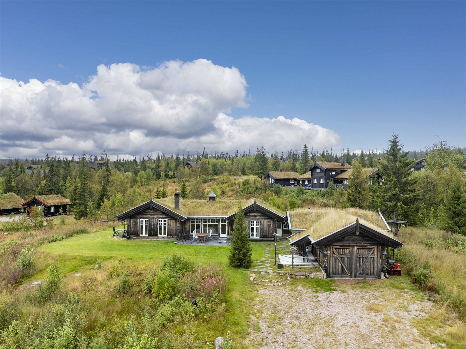 Garasje/anneks med innvendig bod med strøm, garasjeplass med god plass til oppbevaring og et soverom med egen inngang og eget dusjrom med dusjhjørne. Galleribilde