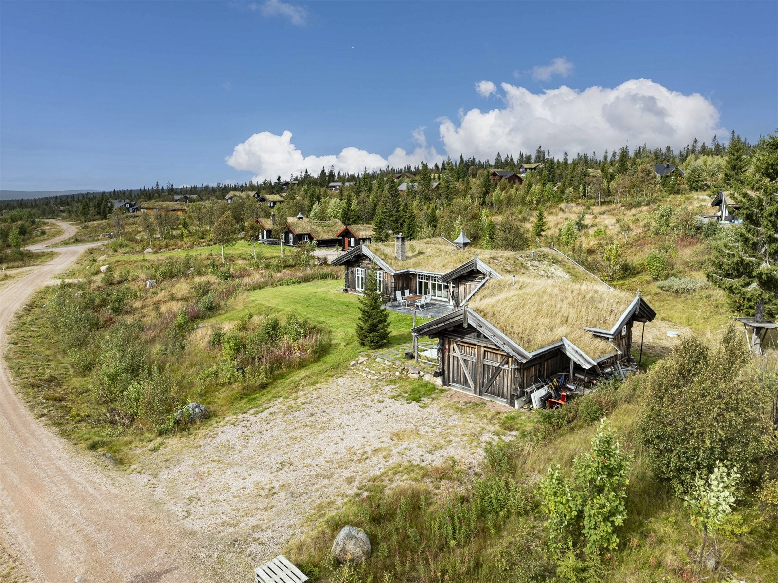 Garasjen med anneks, har sidehengslede garasjeporter med elektrisk portåpner. Galleribilde
