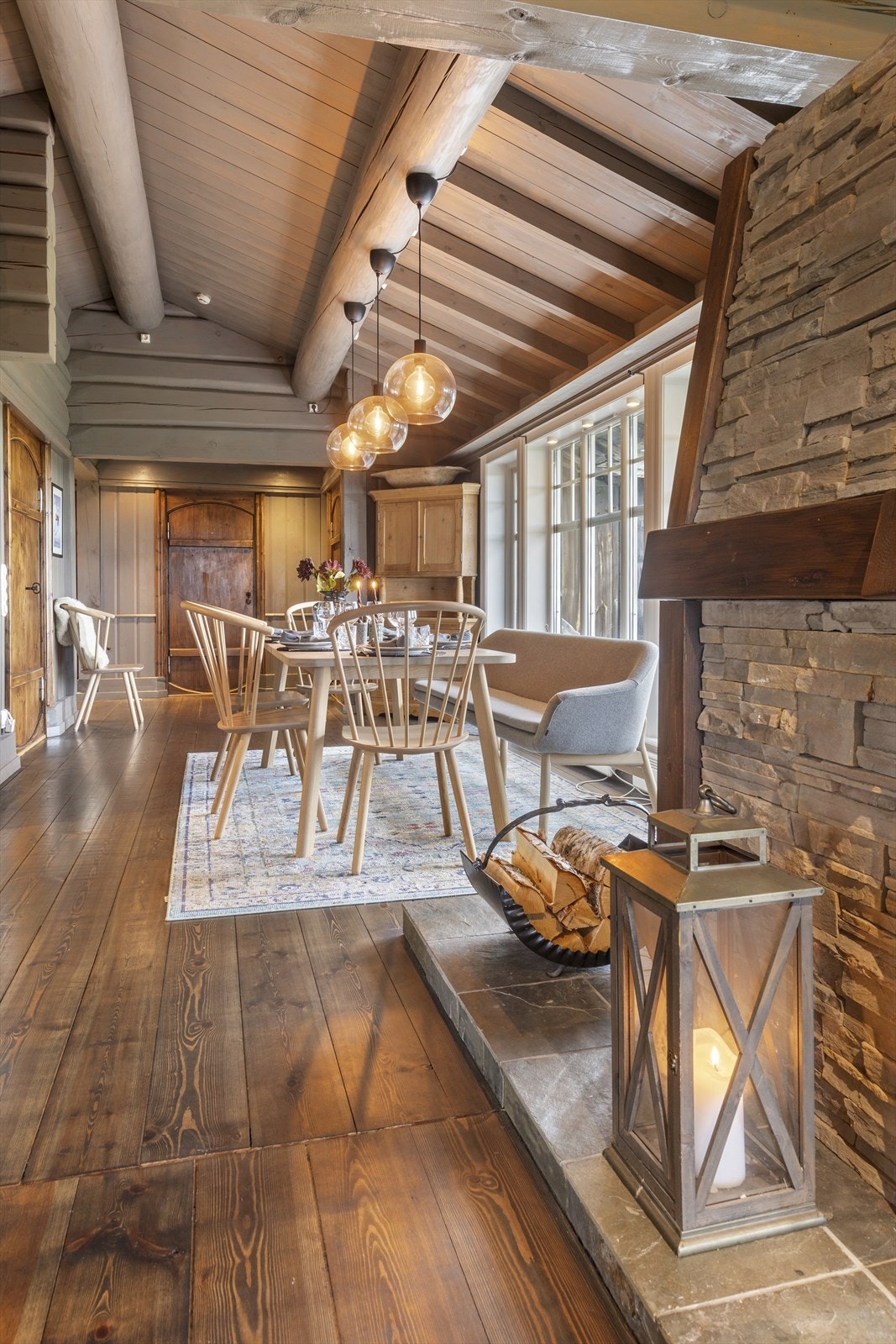 Detaljbilde med utsyn til spisestuen. Galleribilde