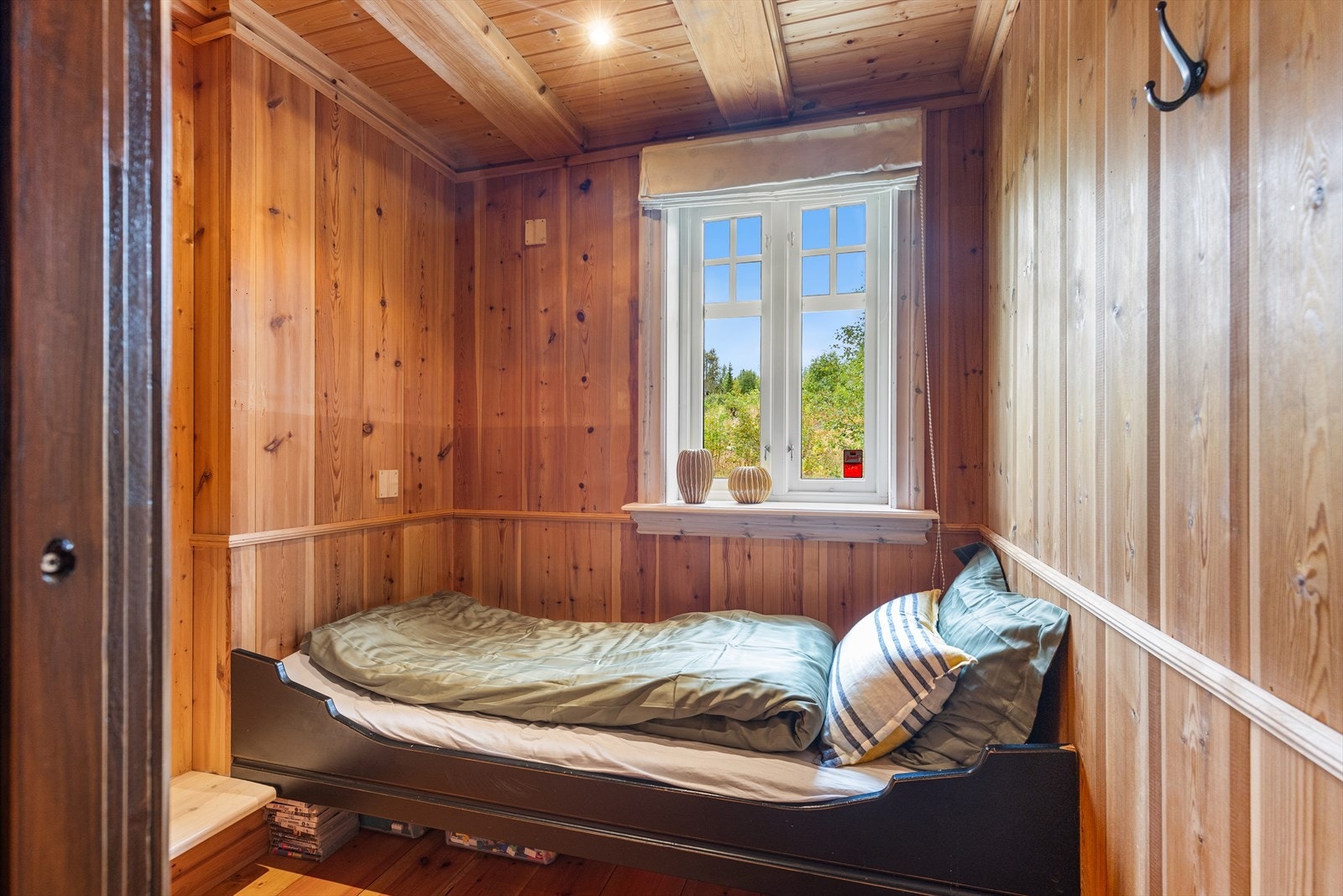 Soverom 3 er vegg-i-vegg med soverom 2 med tilkomst fra åpen gang og har vindu mot nord, solsavkjerming med liftgardin. Galleribilde