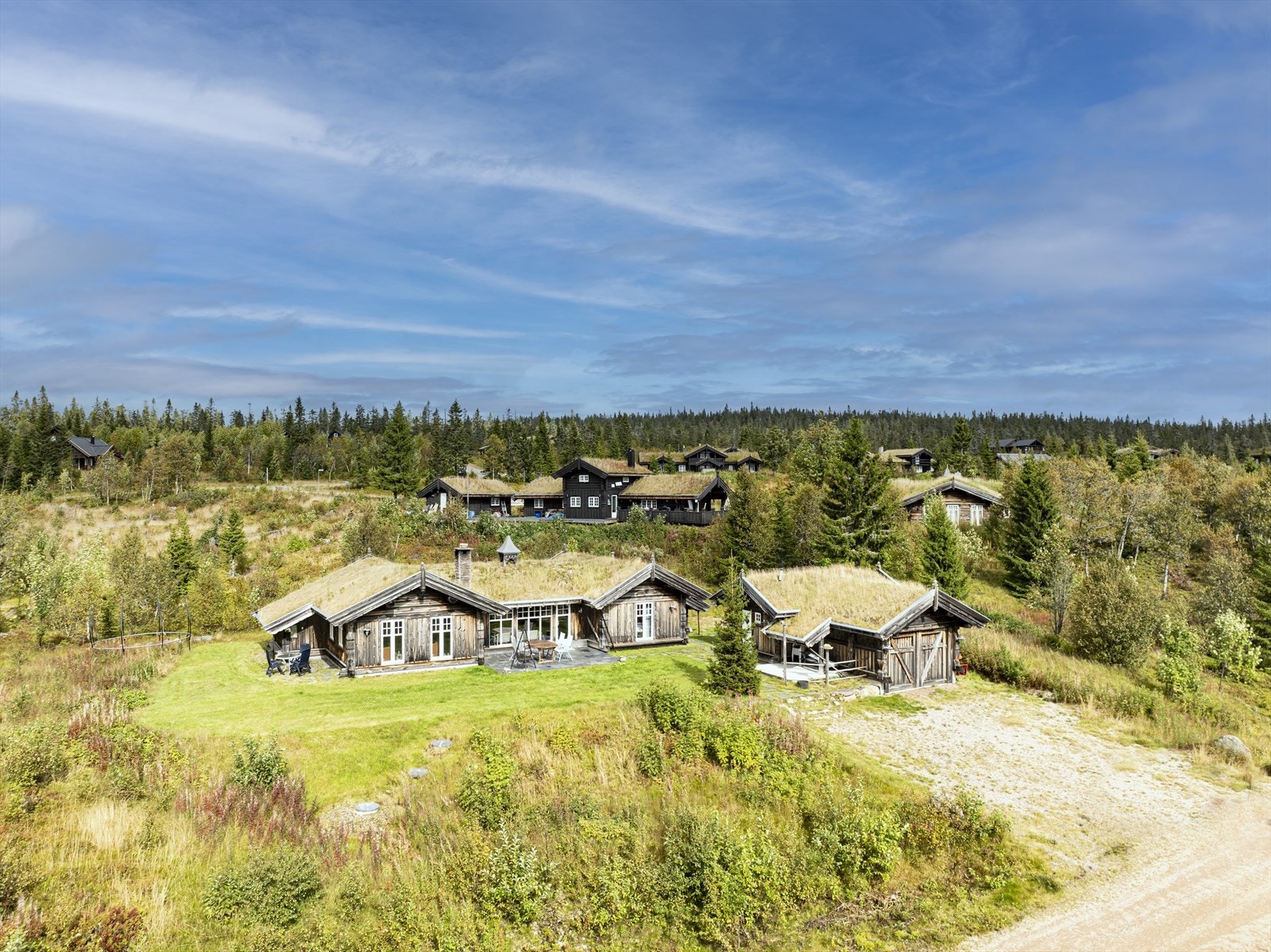 Dronefoto av eiendommen i nordøstlig retning. Galleribilde